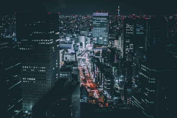 Vue urbaine de nuit — réseau de chaleur et infrastructures smart city